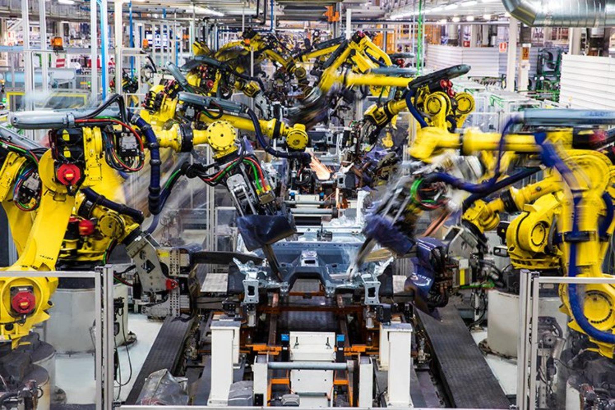 Robots en fábrica automatizada